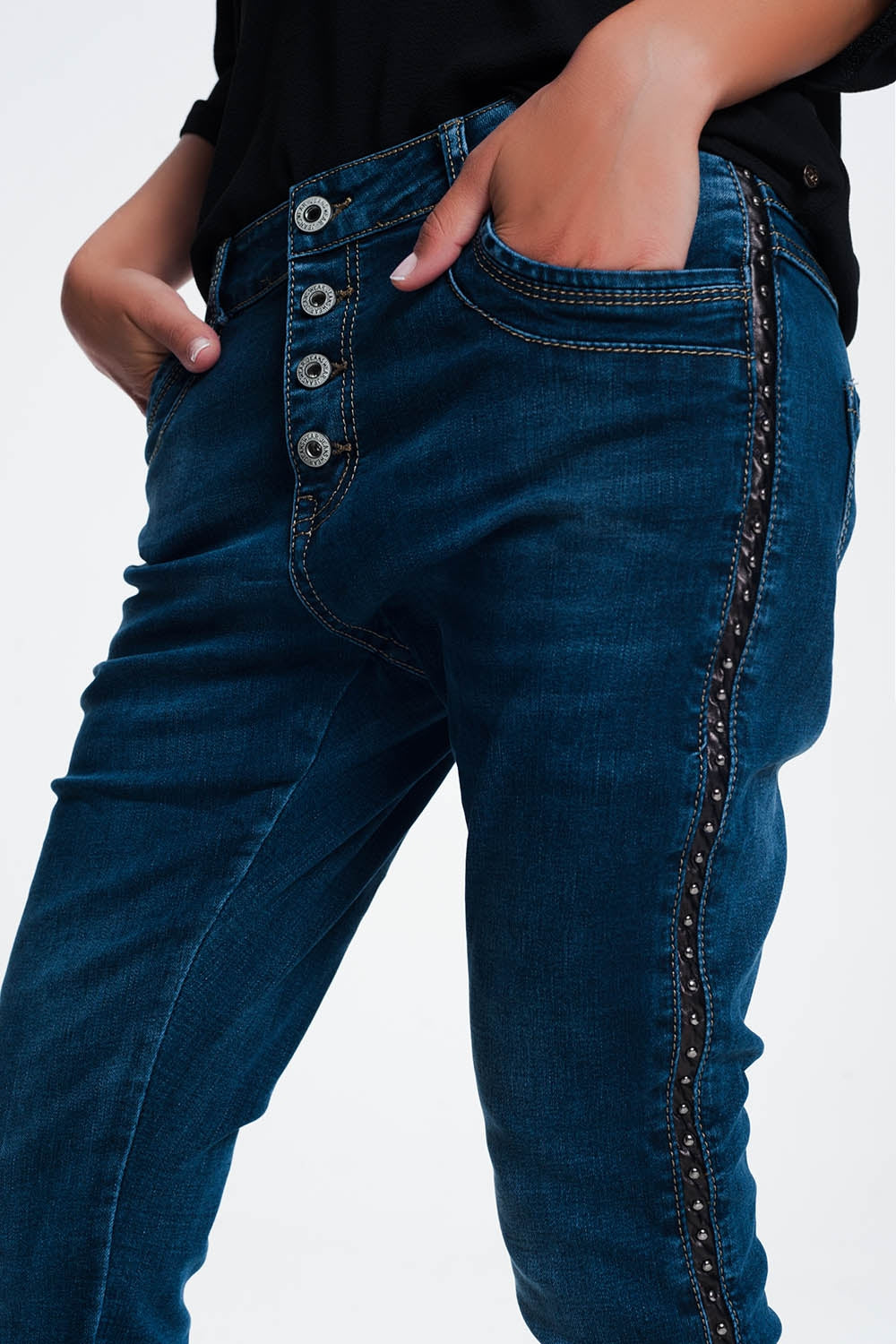 Jeans cravejados olhar de couro
