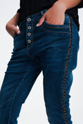 Jeans cravejados olhar de couro
