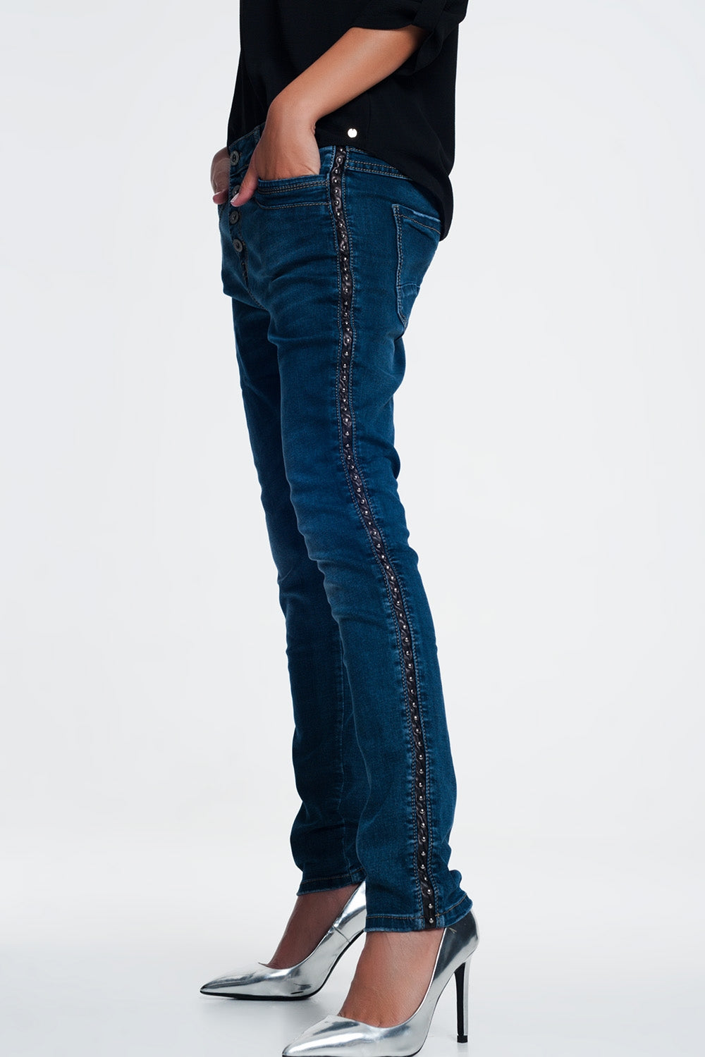 Jeans cravejados olhar de couro
