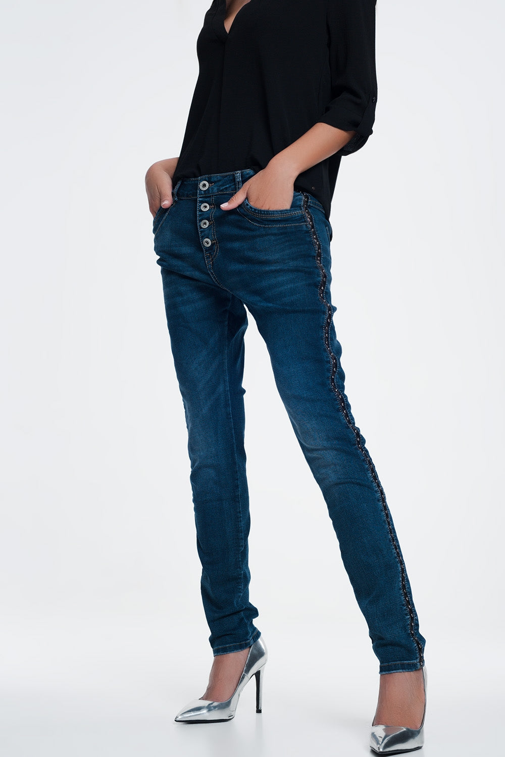 Jeans cravejados olhar de couro