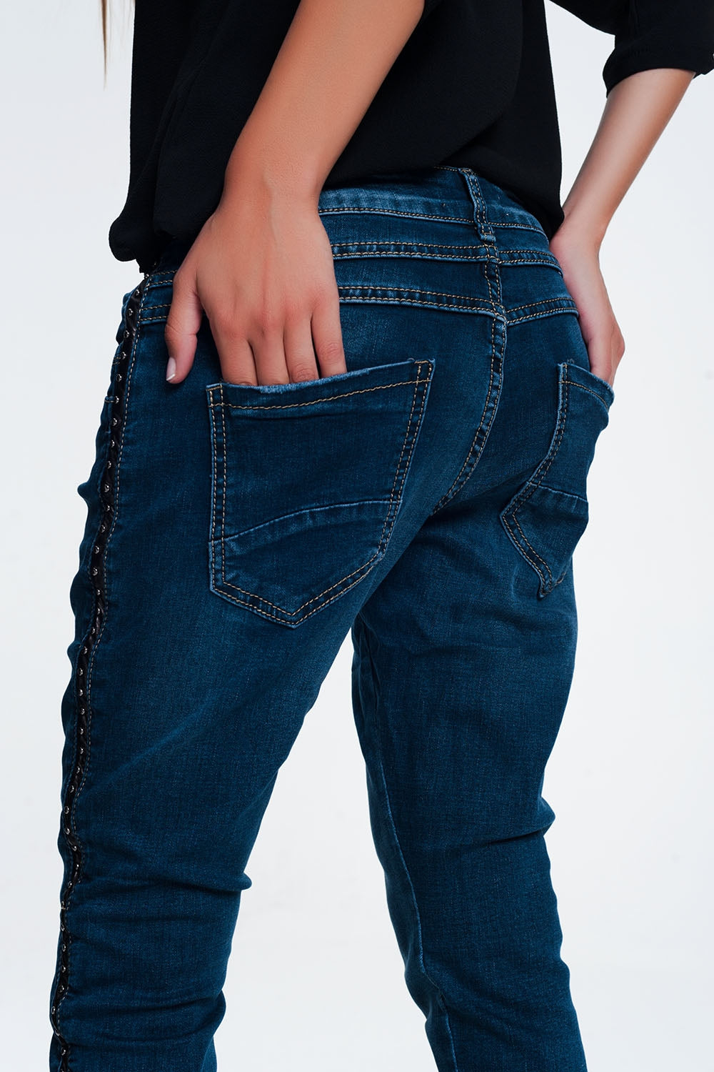 Jeans cravejados olhar de couro