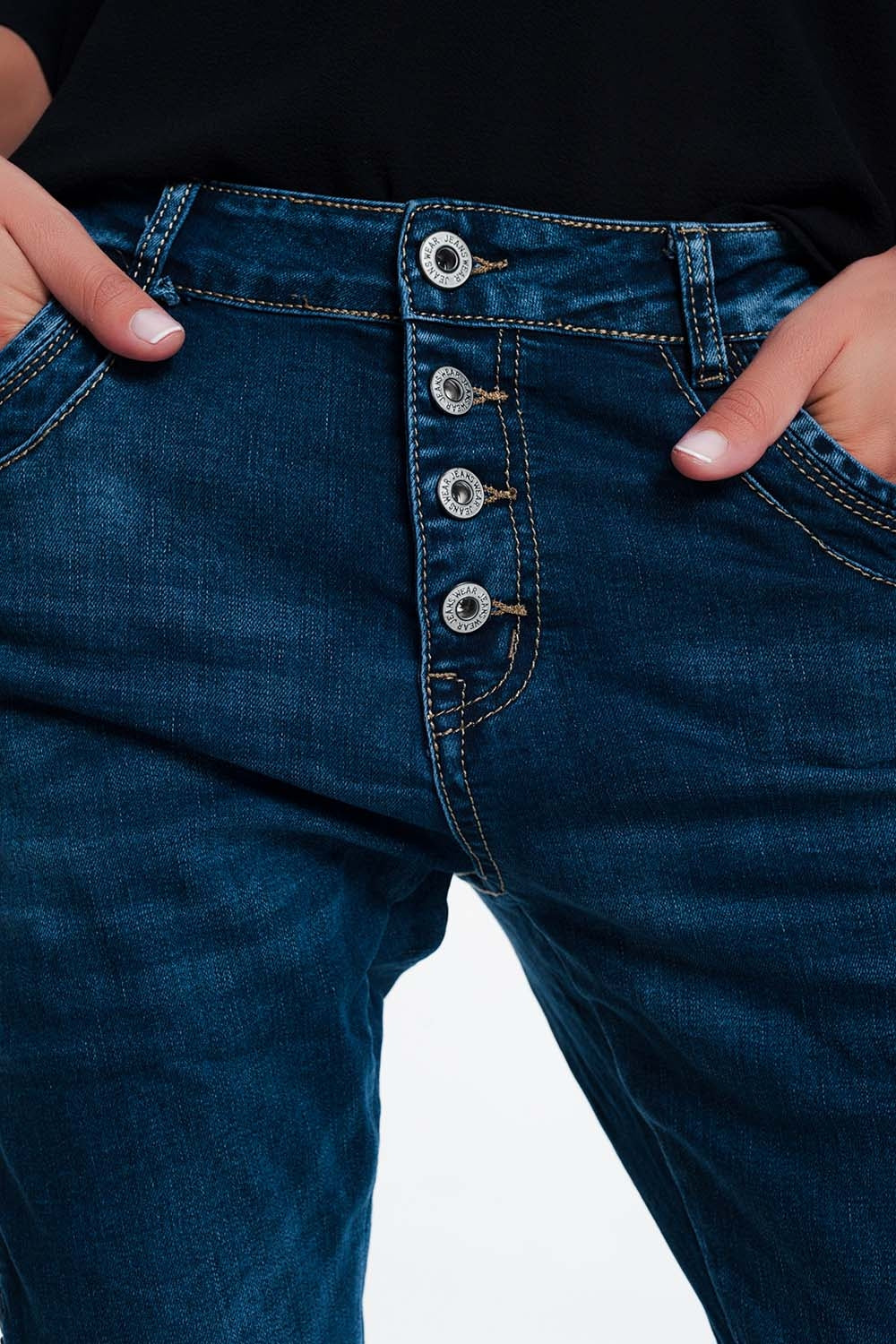 Jeans cravejados olhar de couro