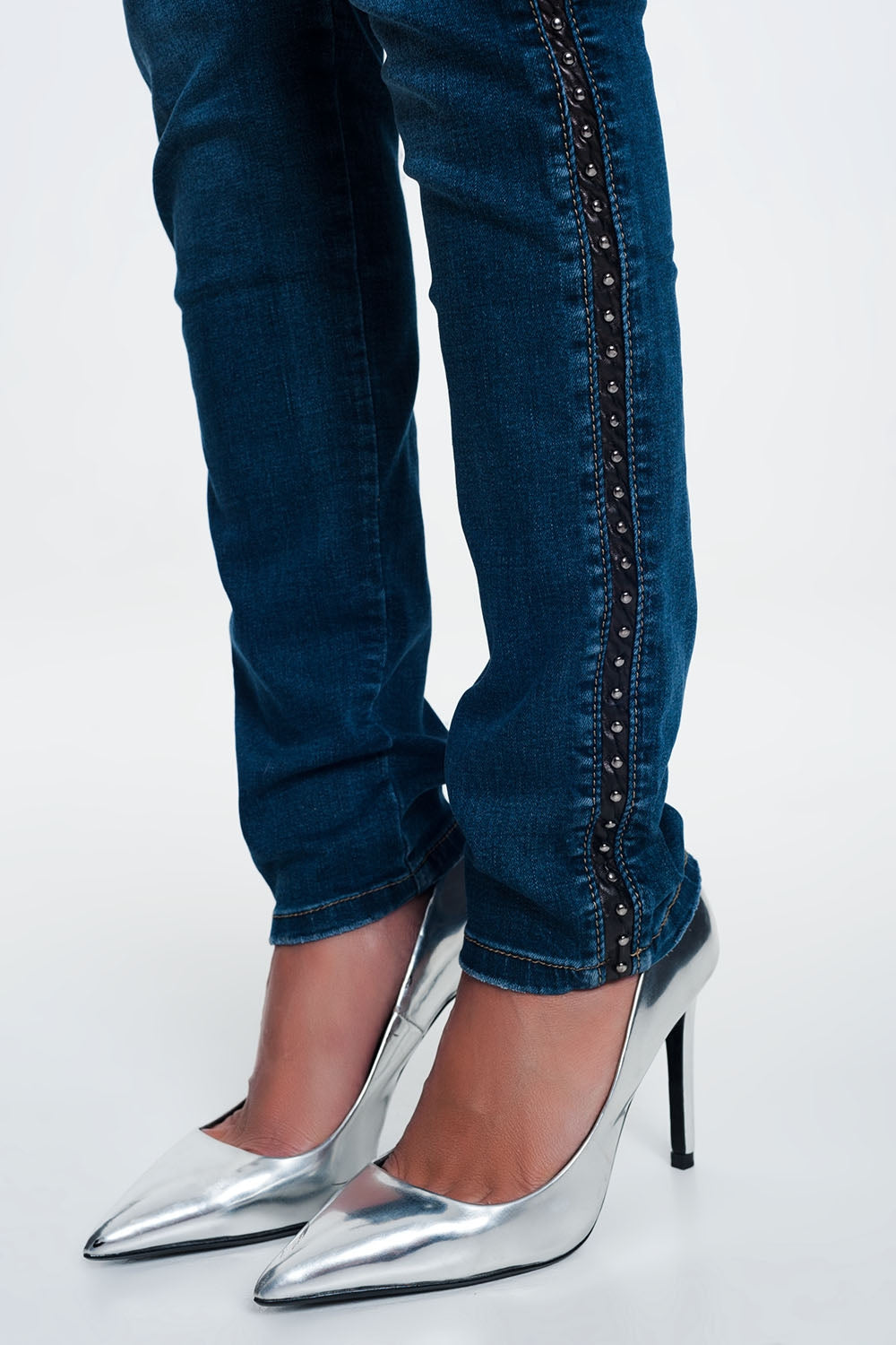Jeans cravejados olhar de couro