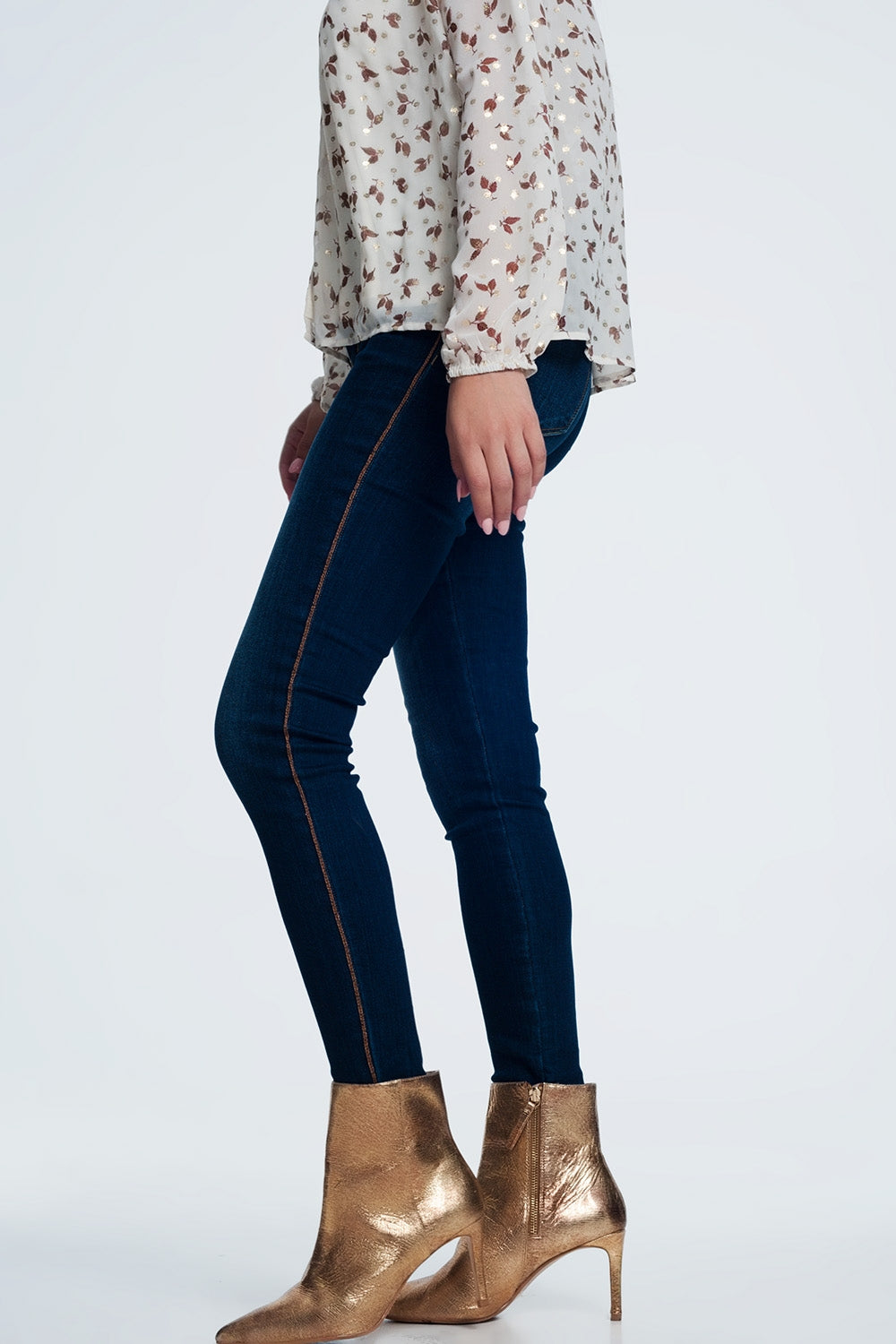 calças de ganga com detalhe linha lateral dourado