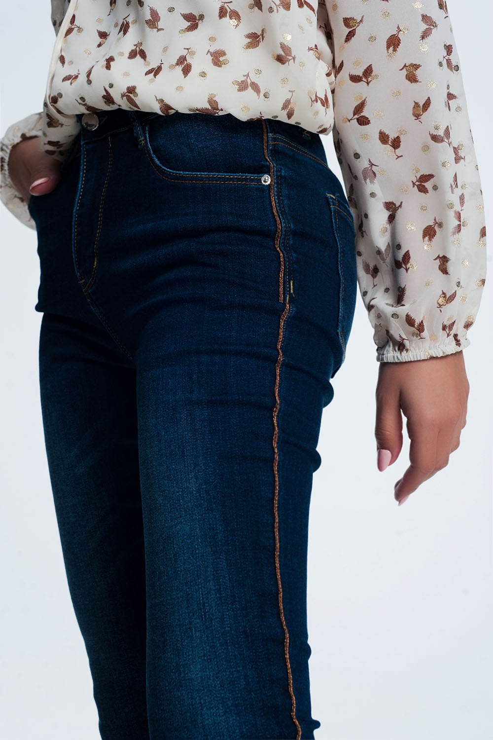 calças de ganga com detalhe linha lateral dourado