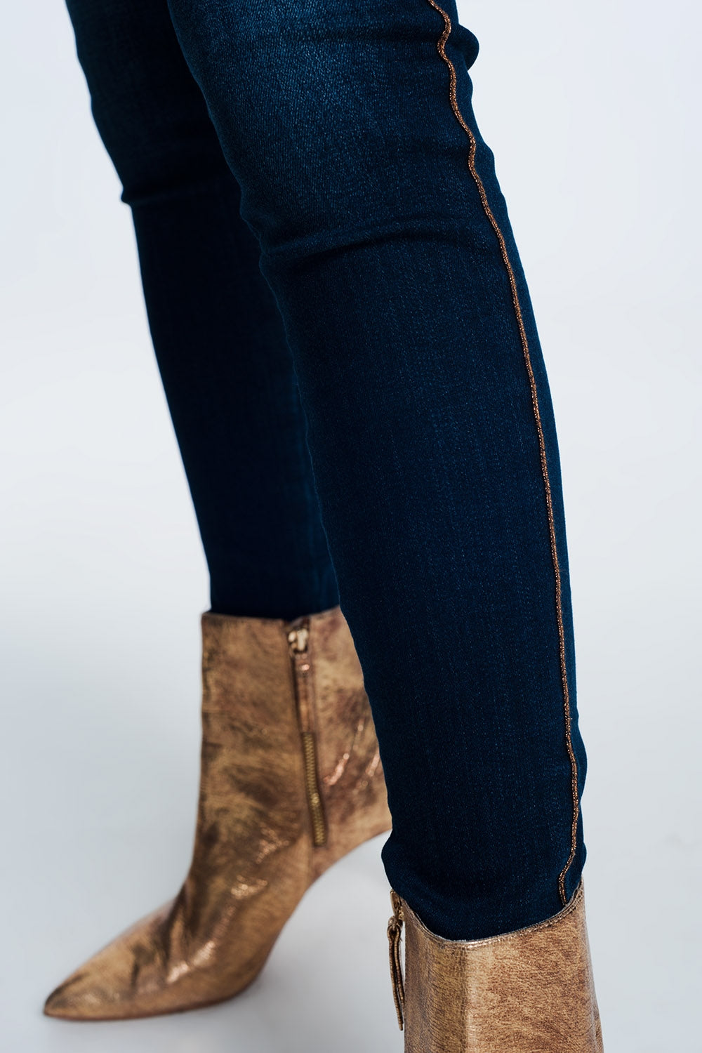 calças de ganga com detalhe linha lateral dourado