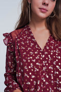 Camisa estampada marrom com babados nos ombros