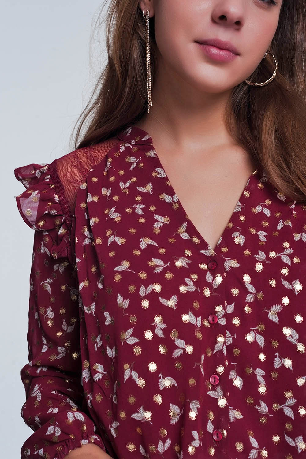 Camisa estampada marrom com babados nos ombros