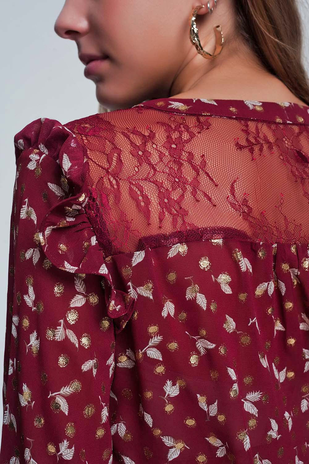 Camisa estampada marrom com babados nos ombros