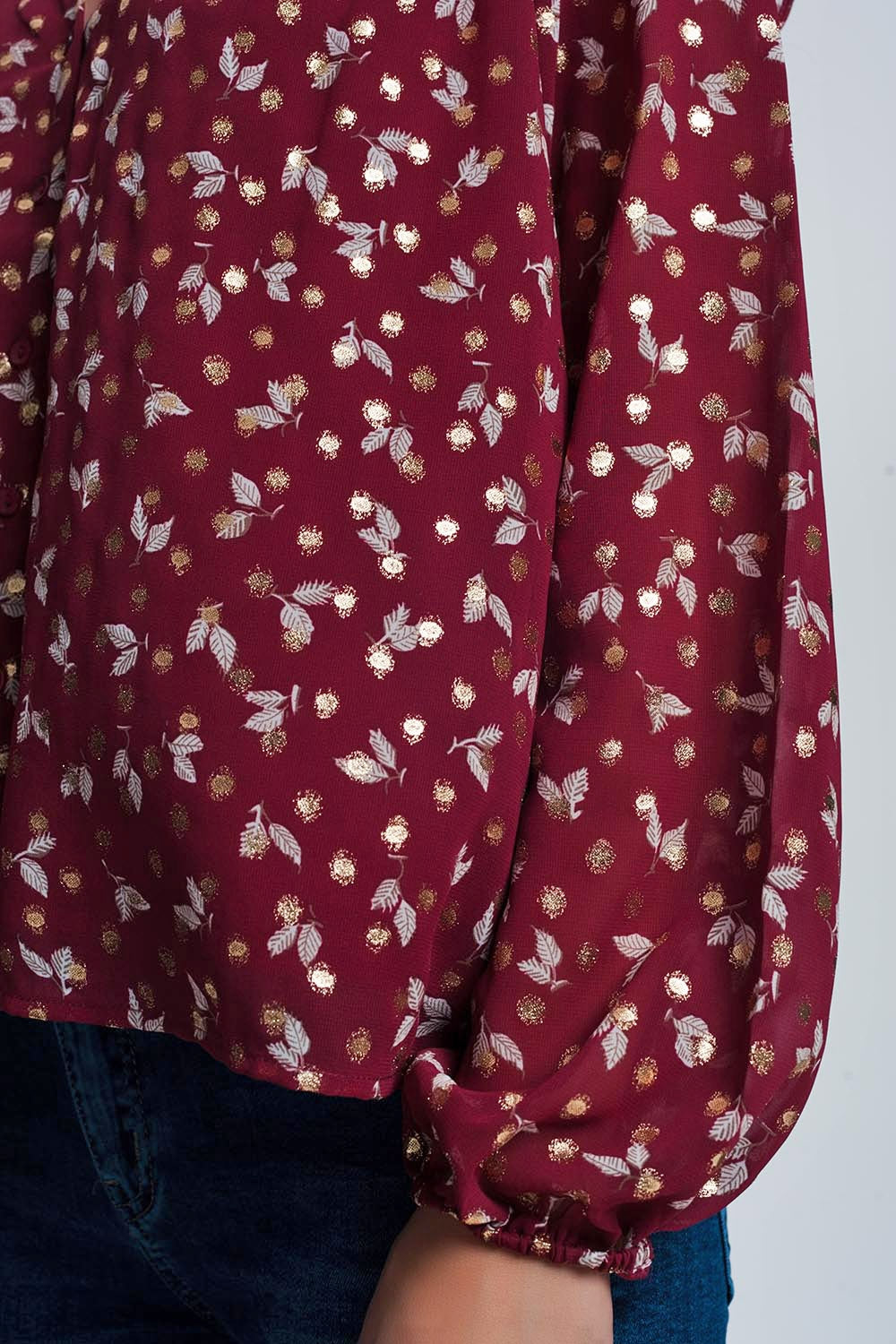 Camisa estampada marrom com babados nos ombros