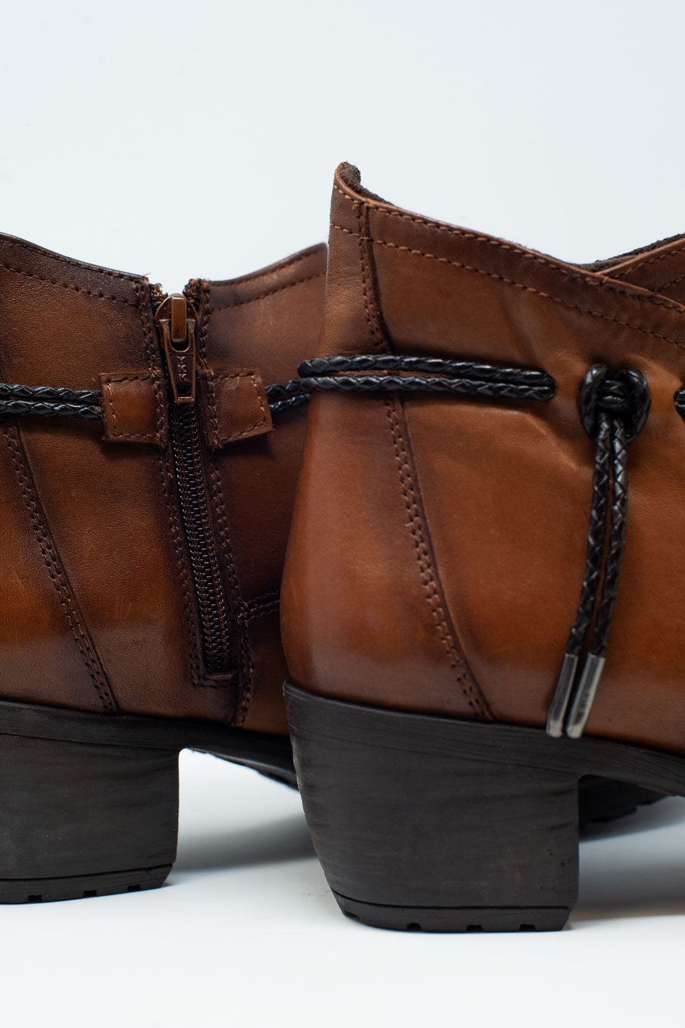Botins marrom em couro com salto médio largo e biqueira arredondada