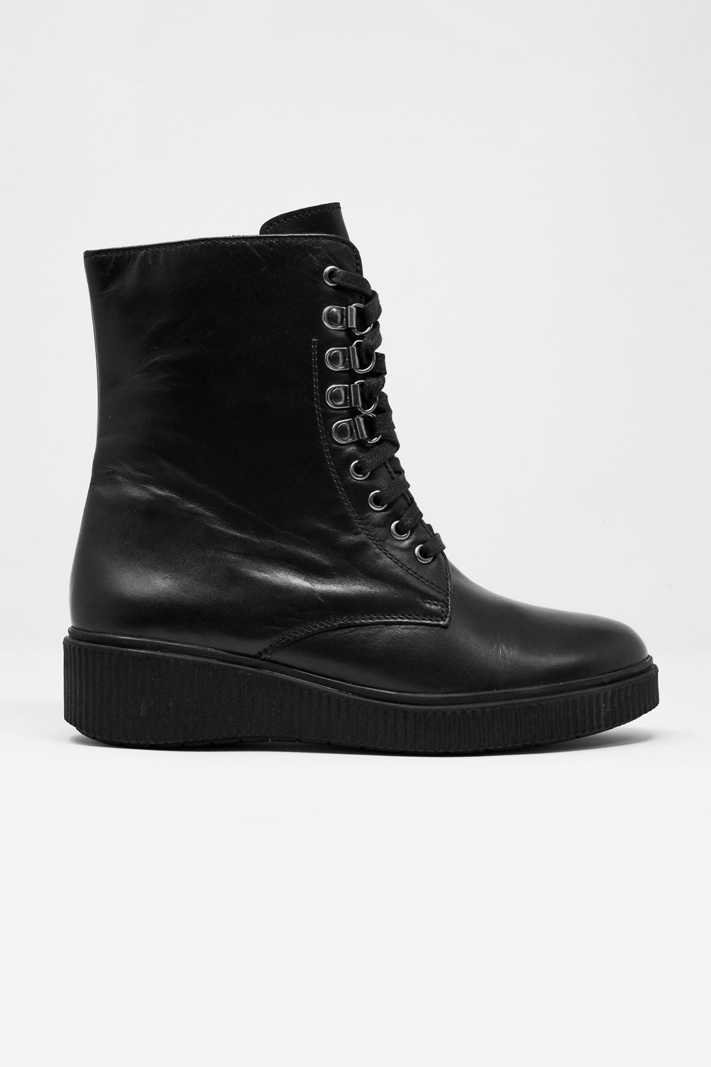 Botins pretos com cordões