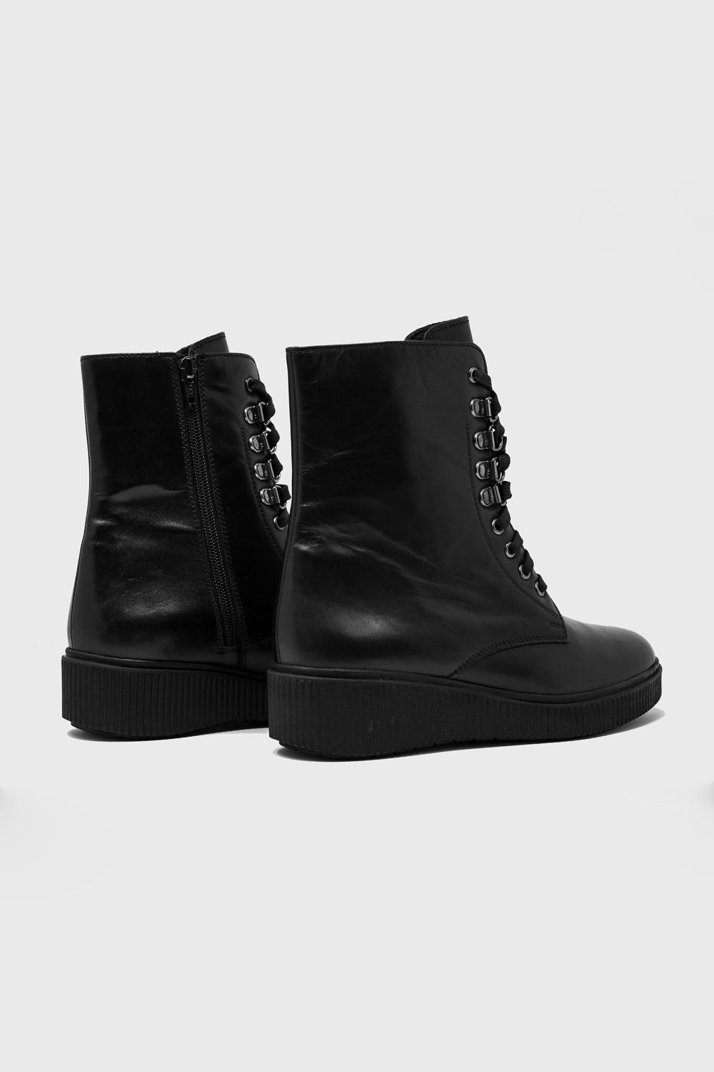 Botins pretos com cordões