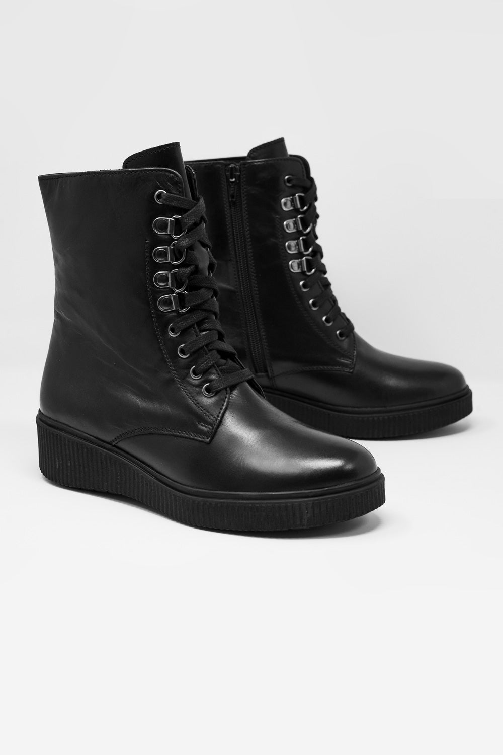 Botins pretos com cordões