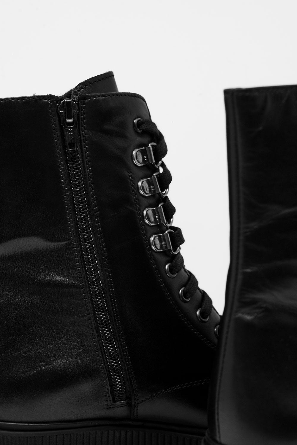 Botins pretos com cordões