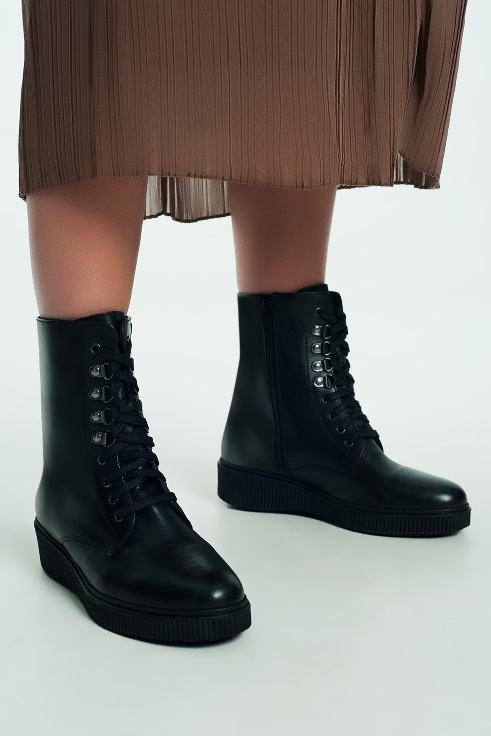 Botins pretos com cordões
