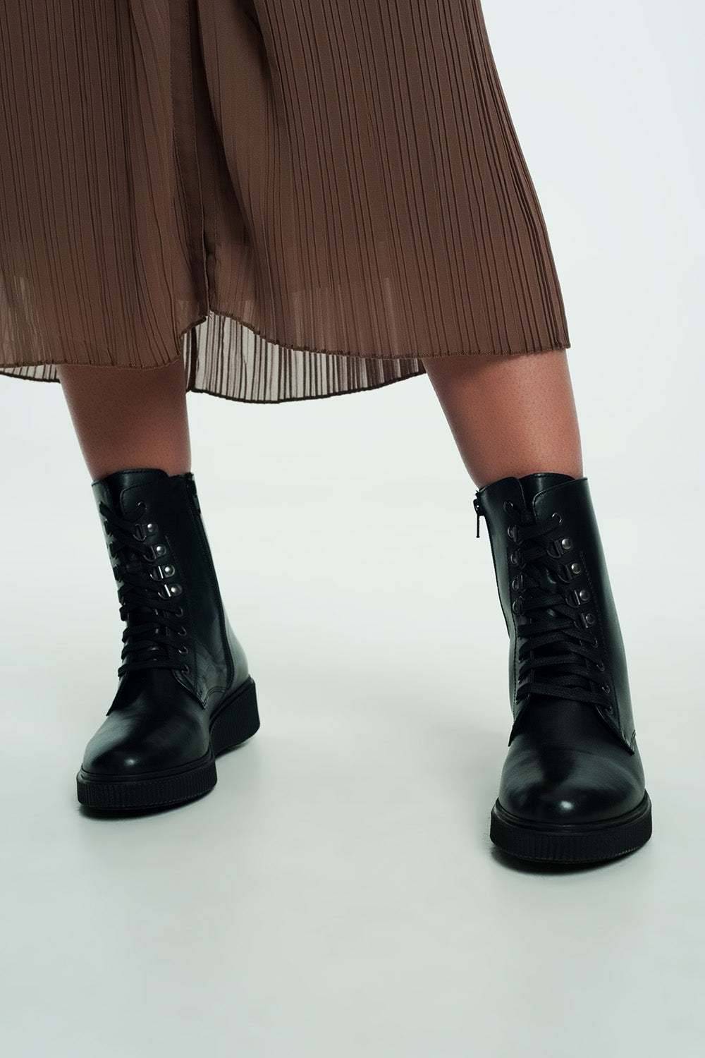 Botins pretos com cordões