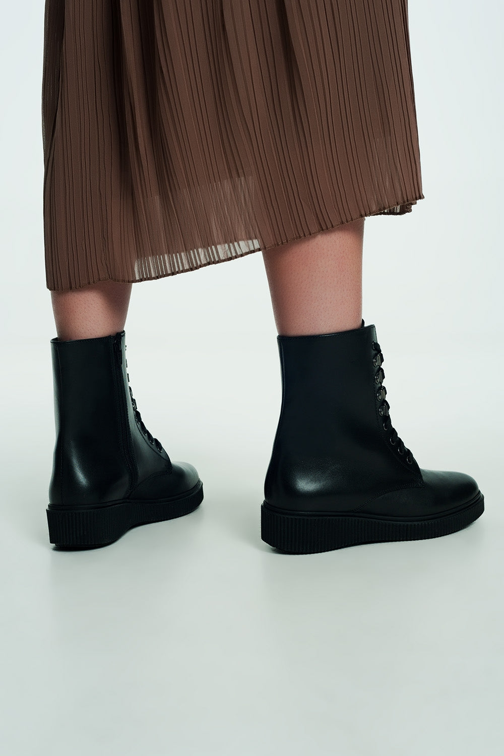 Botins pretos com cordões
