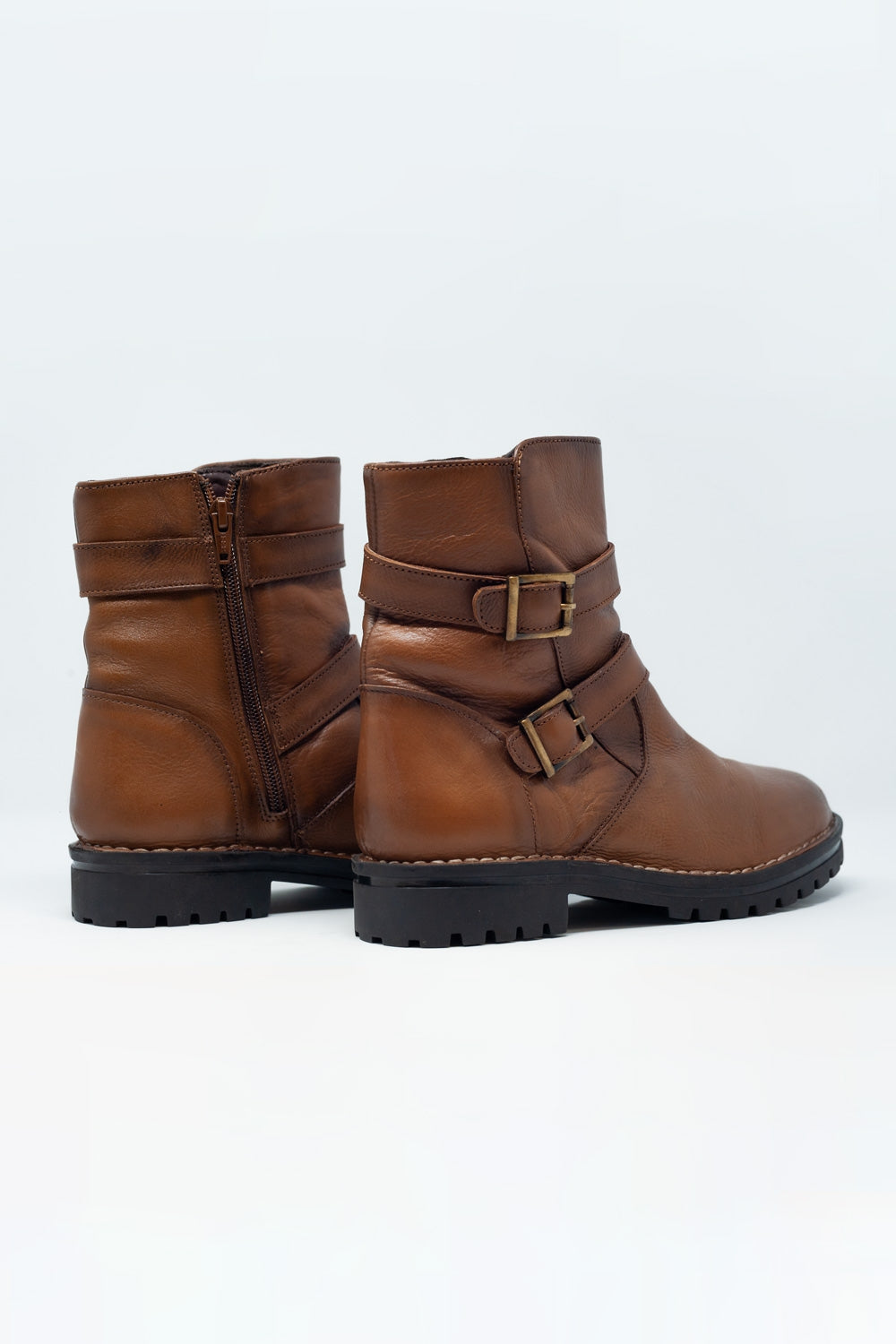 Botins marrom com fivela
