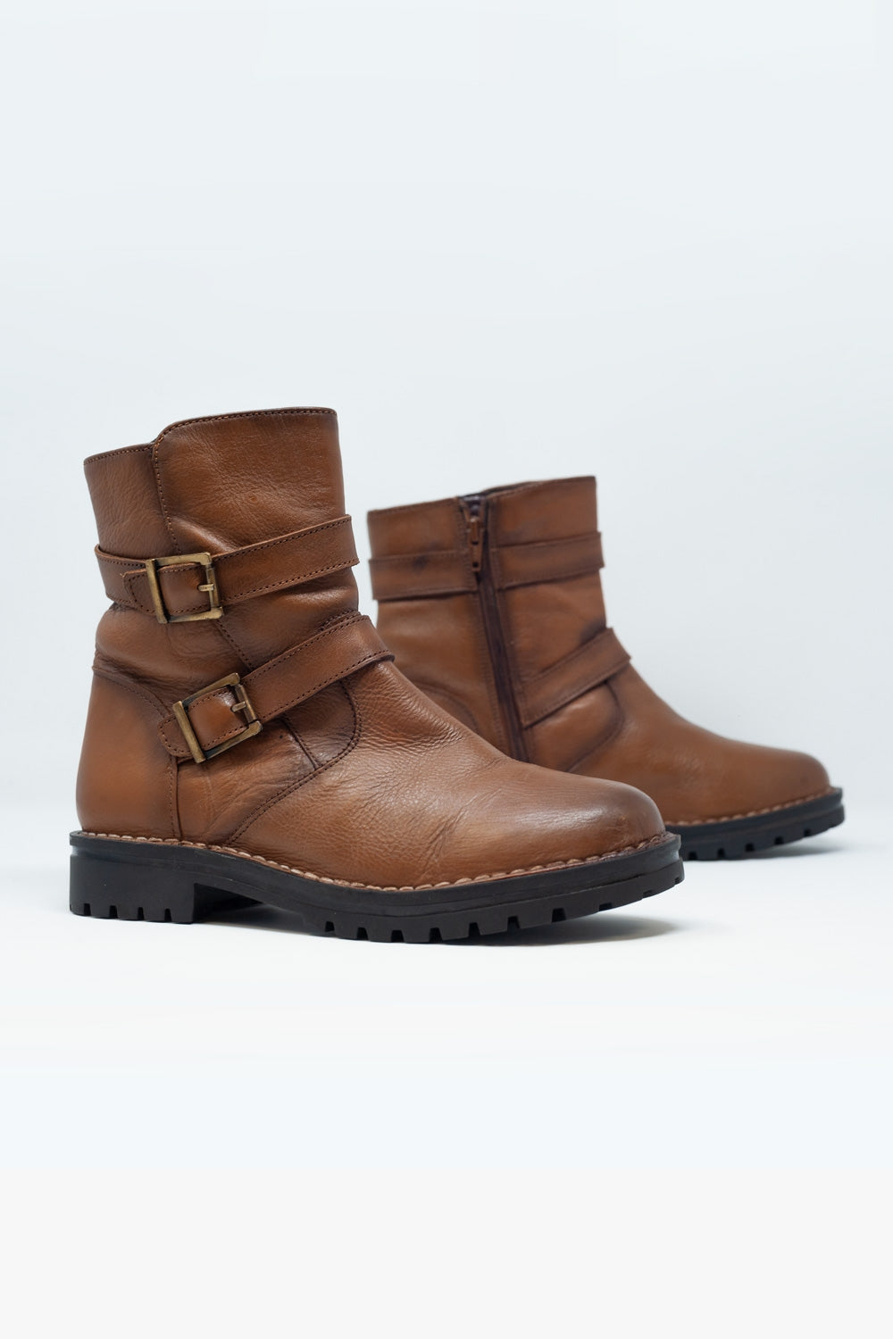 Botins marrom com fivela