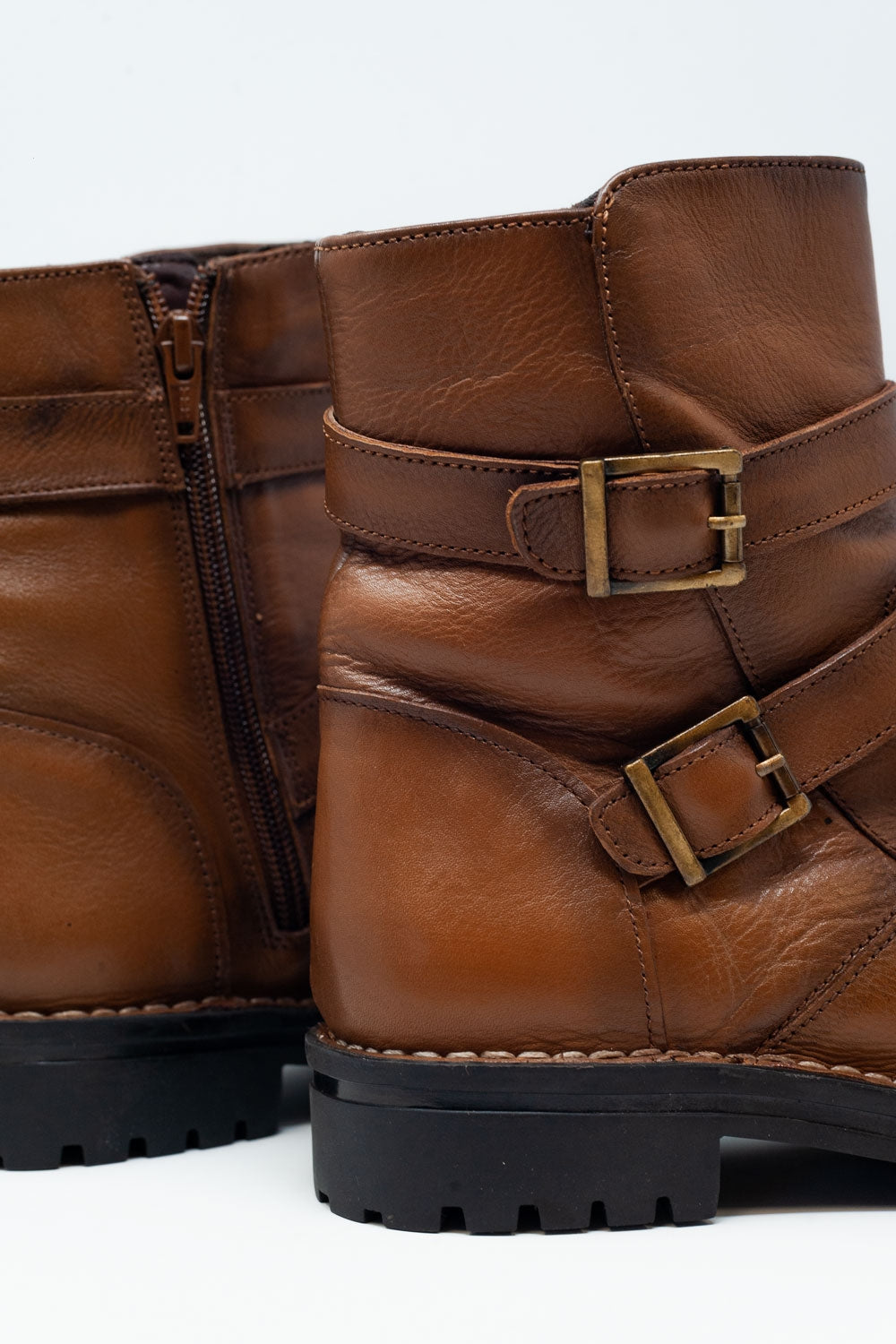Botins marrom com fivela