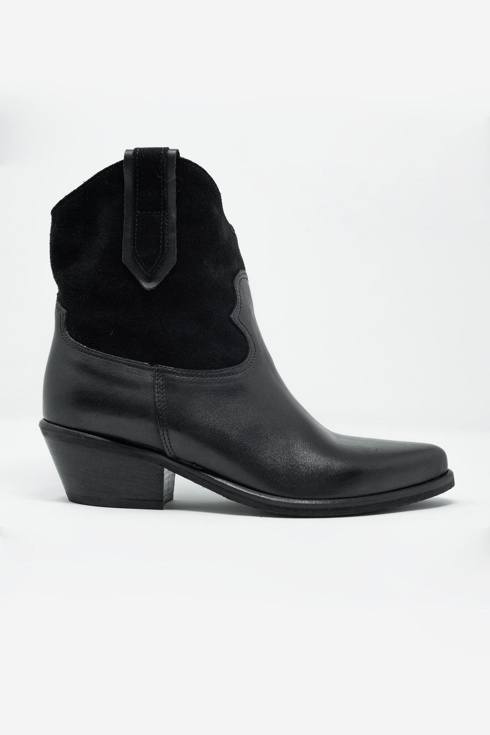 Botas pretas de estilo western com salto médio