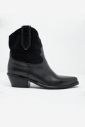 Botas pretas de estilo western com salto médio