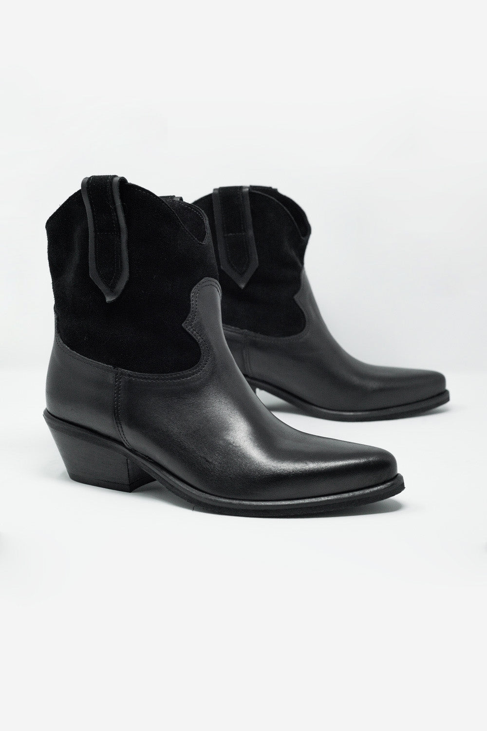 Botas pretas de estilo western com salto médio
