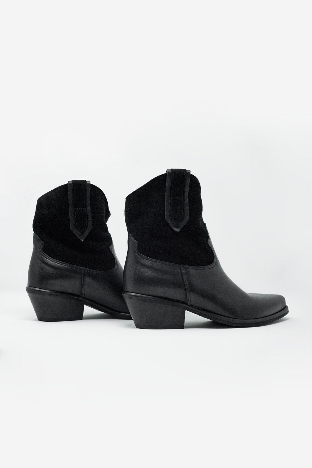 Botas pretas de estilo western com salto médio