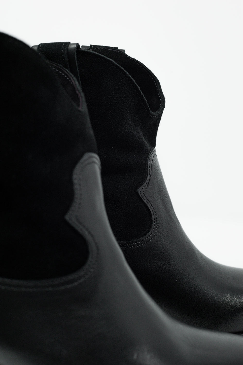 Botas pretas de estilo western com salto médio