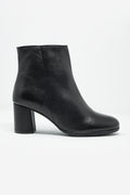 Botins em couro preto com salto médio