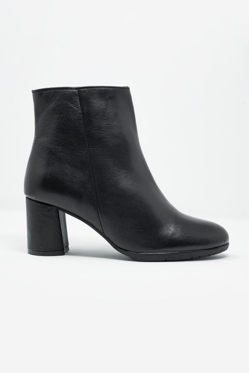 Botins em couro preto com salto médio