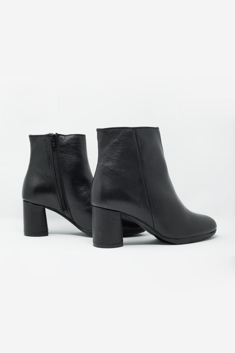 Botins em couro preto com salto médio