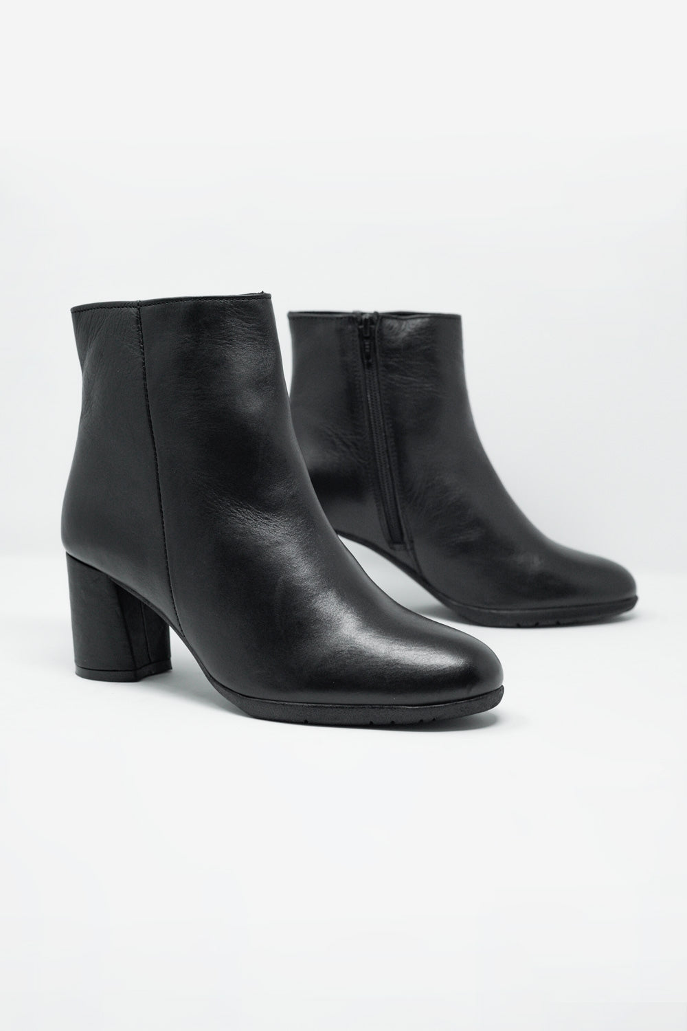 Botins em couro preto com salto médio