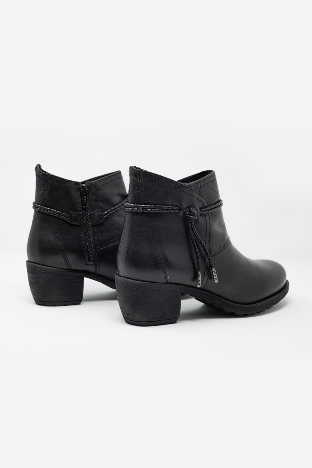 Botins pretos com salto médio e bico redondo