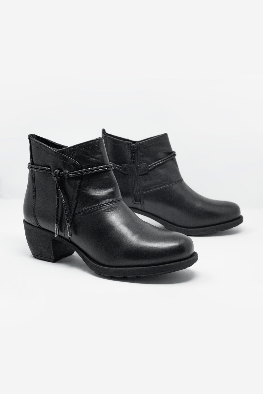 Botins pretos com salto médio e bico redondo