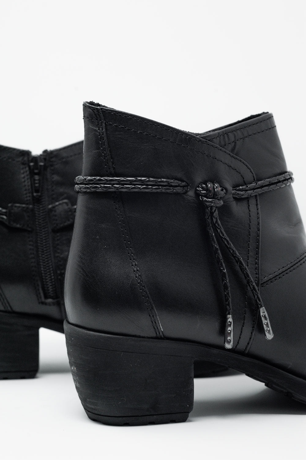 Botins pretos com salto médio e bico redondo