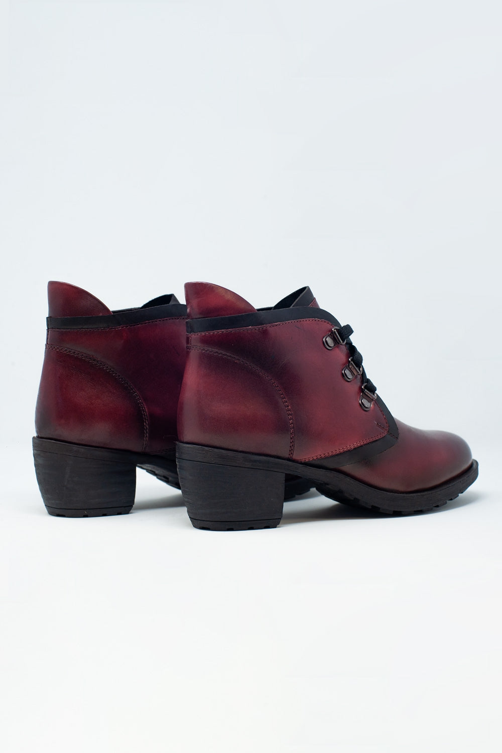 Botins com cordões em couro bordeaux