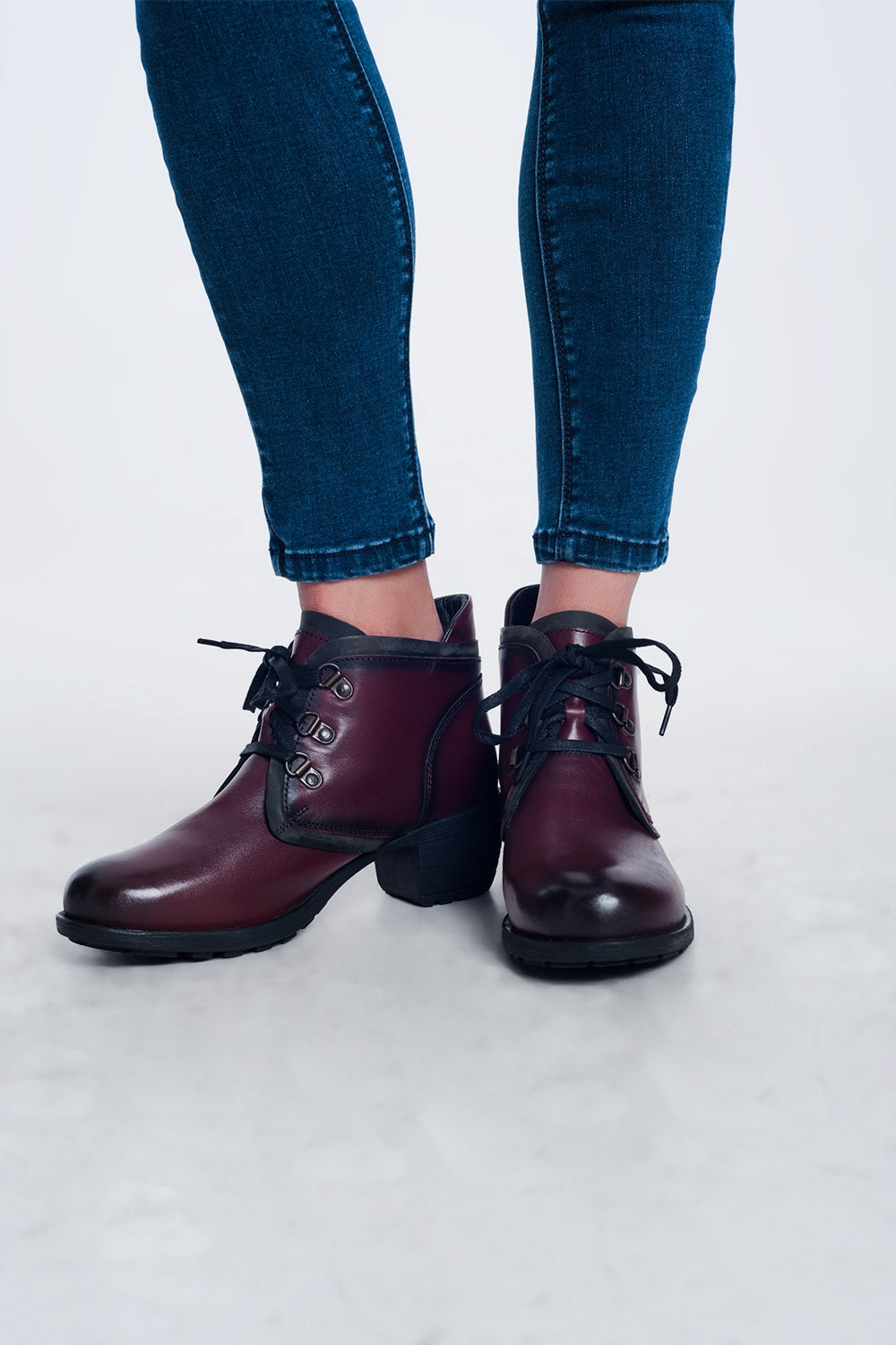 Botins com cordões em couro bordeaux