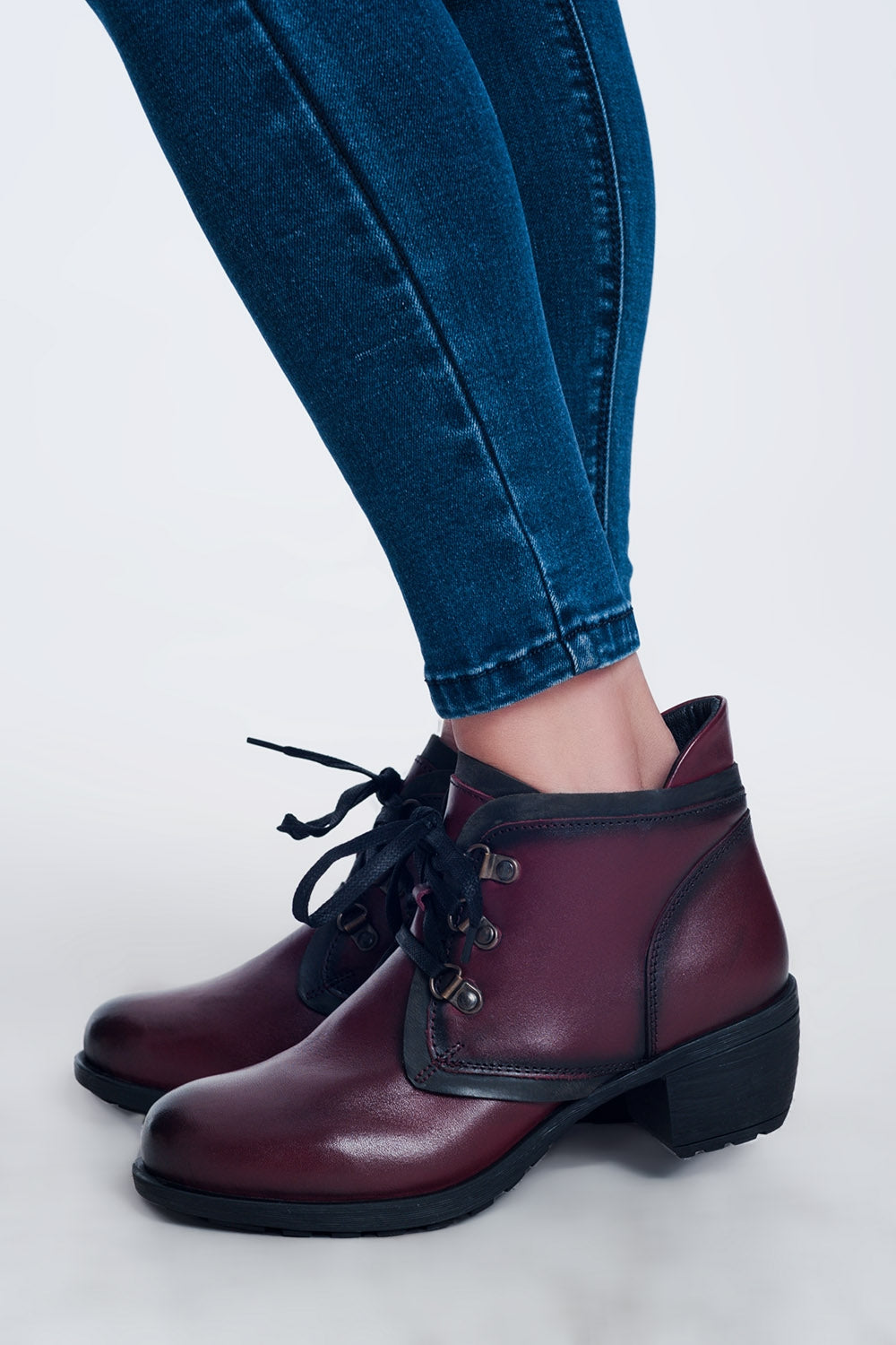 Botins com cordões em couro bordeaux