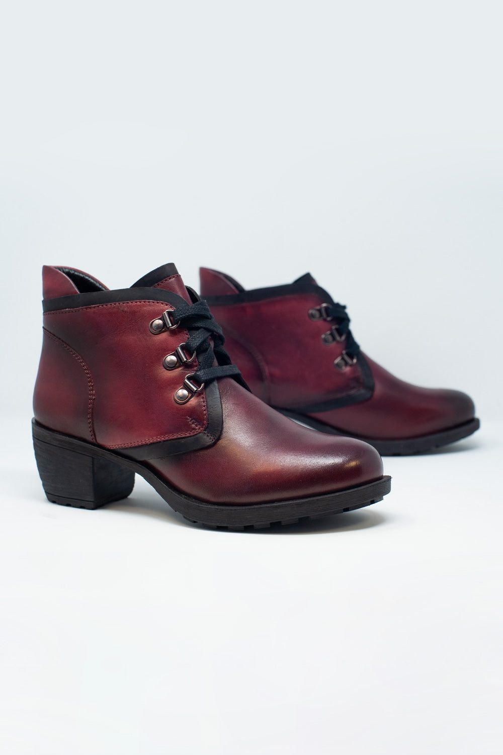 Botins com cordões em couro bordeaux