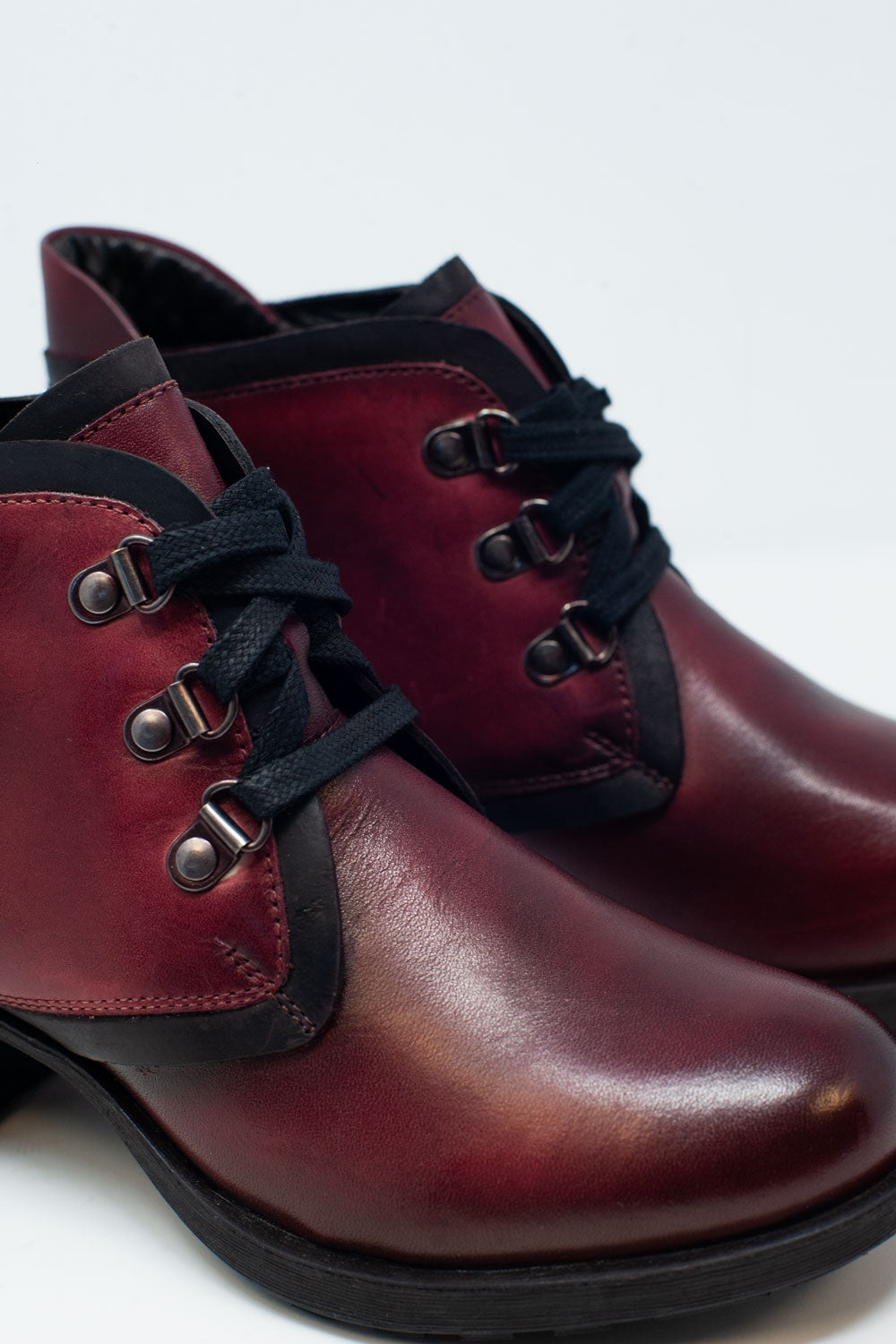 Botins com cordões em couro bordeaux