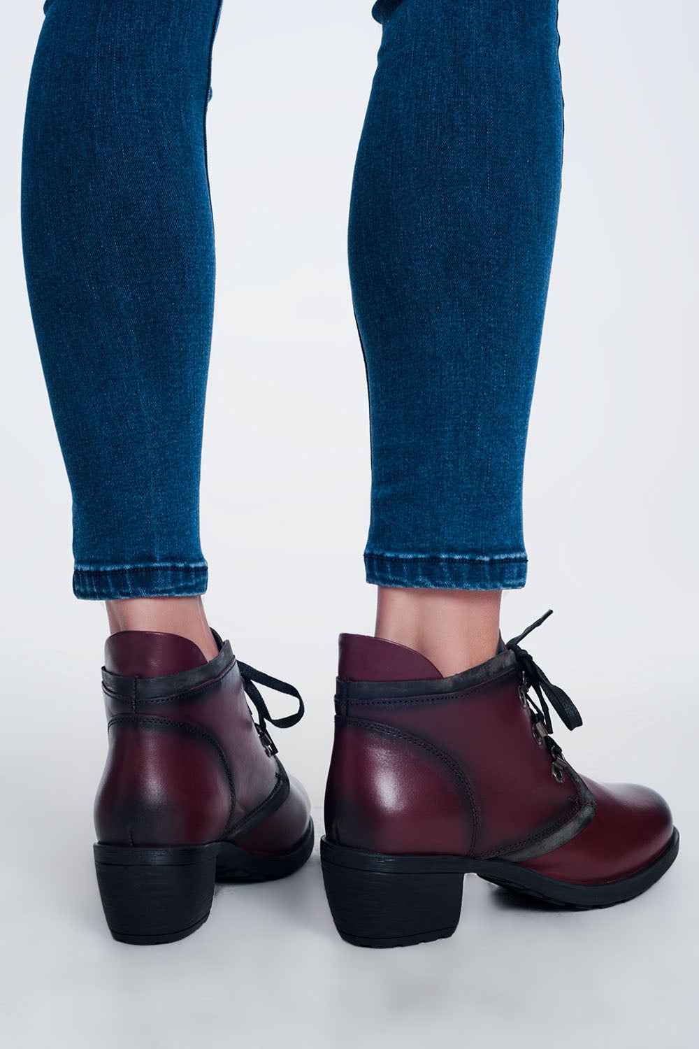 Botins com cordões em couro bordeaux