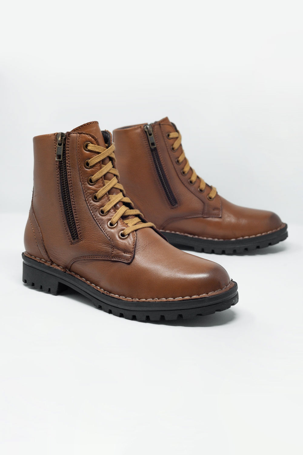 Botas militares de couro marrom grosso