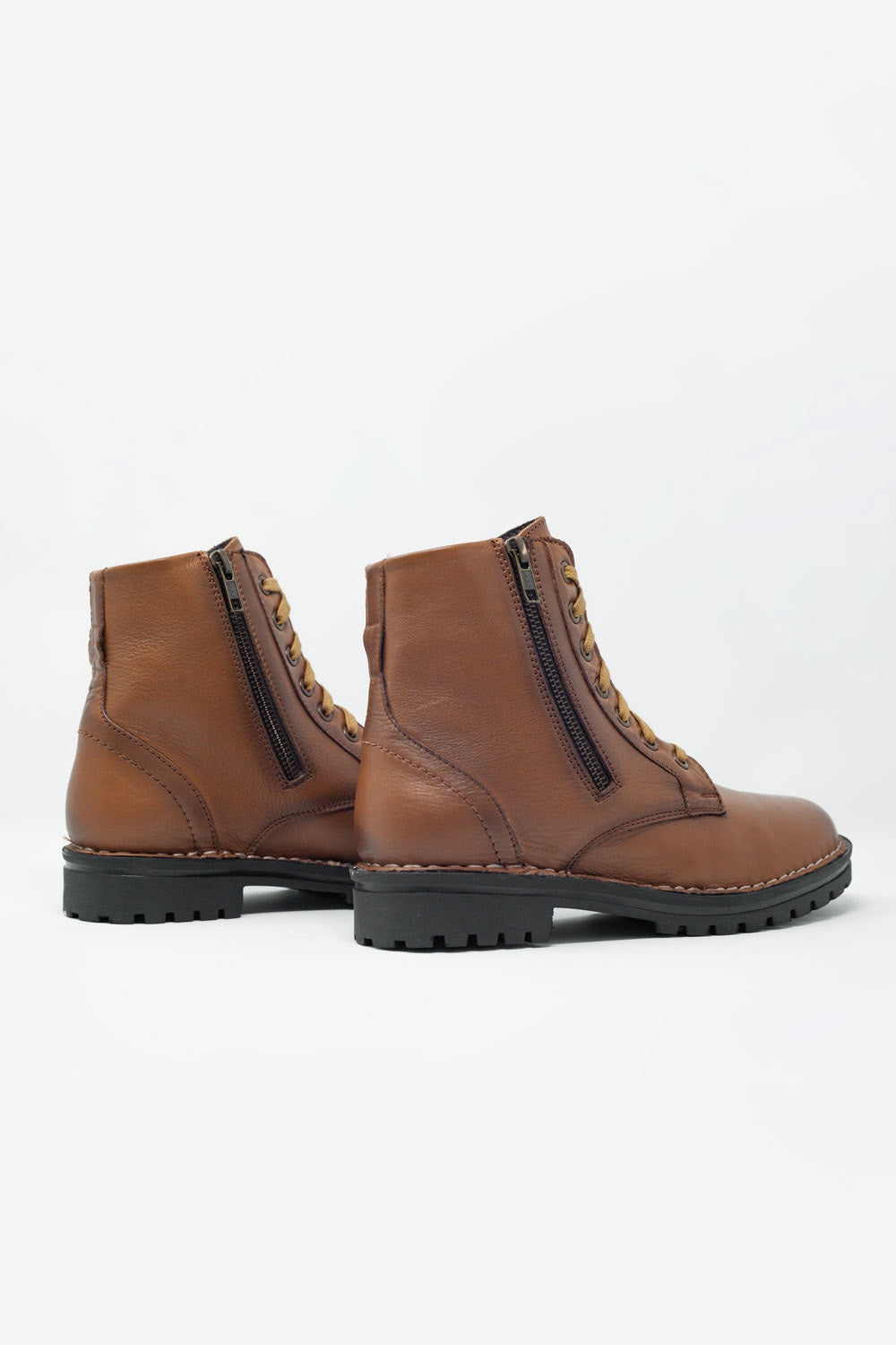 Botas militares de couro marrom grosso