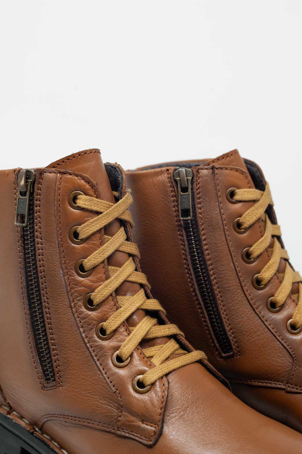 Botas militares de couro marrom grosso