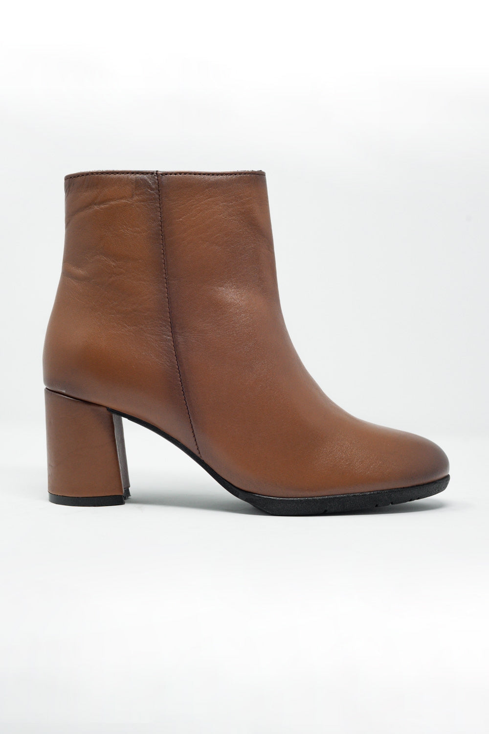 Botins em couro marrom com salto médio