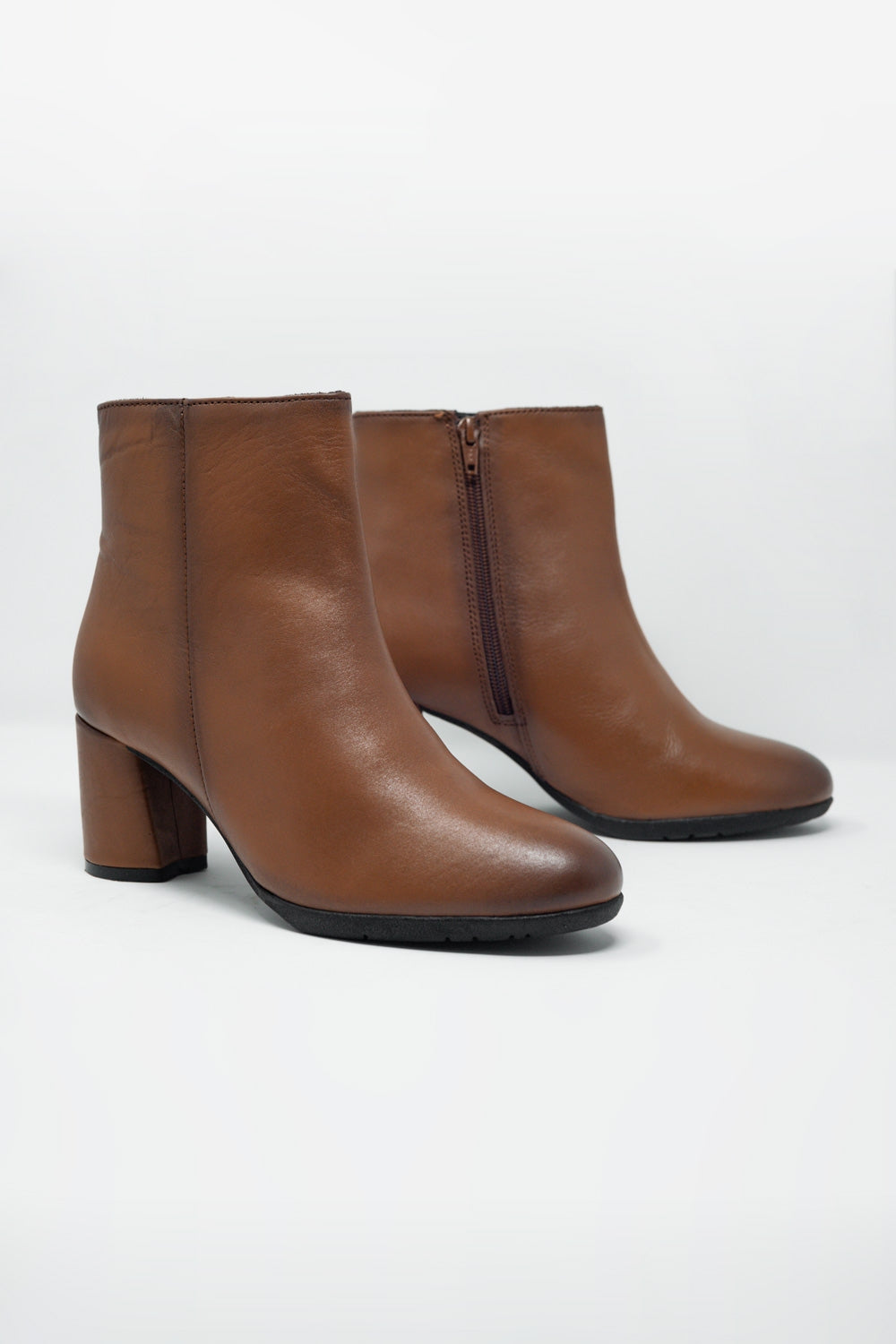 Botins em couro marrom com salto médio