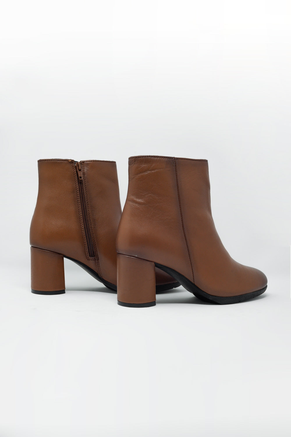 Botins em couro marrom com salto médio