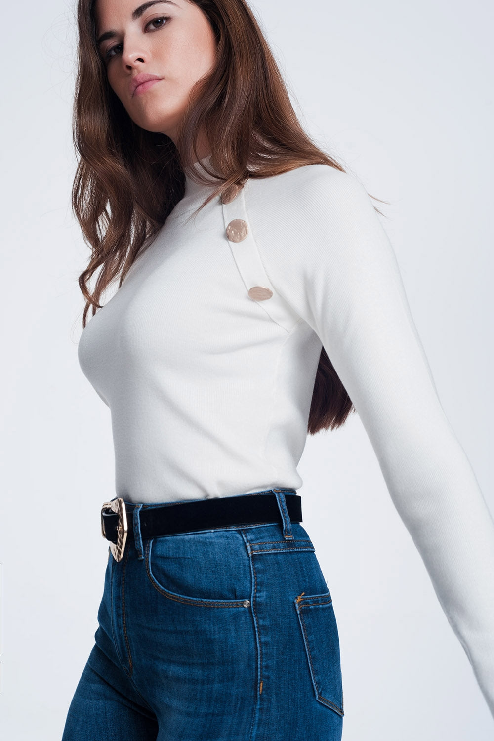 Camisola de gola rulê creme com botões dourados